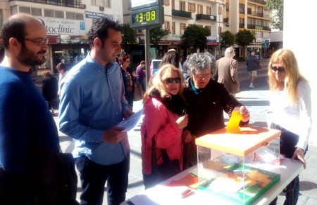 IU recoge en la calle propuestas para su programa de gobierno en Marbella