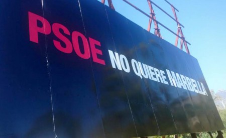 La campaña electoral se enfanga en Marbella con vallas anónimas