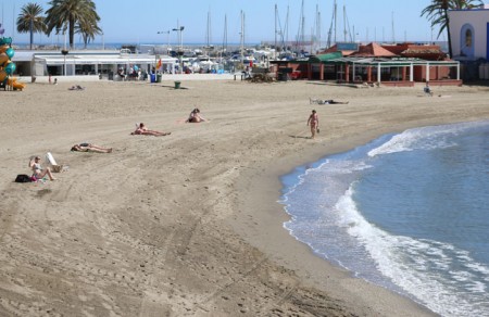 El PSOE exige al Gobierno arena para las playas de Marbella
