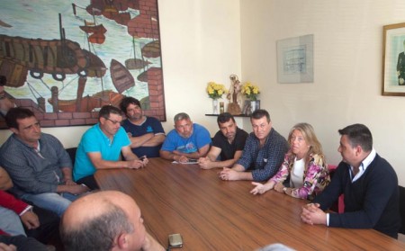 La alcaldesa ofrece 30.000 euros a los pescadores para un aula de formación