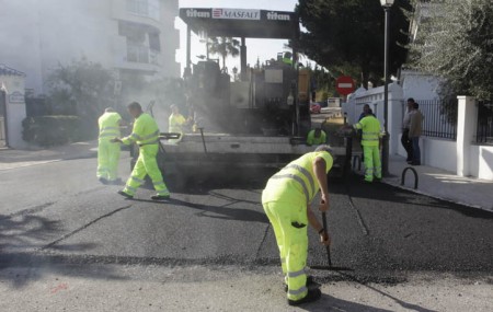 El Ayuntamiento mejorará el asfalto de 85 viales en urbanizaciones