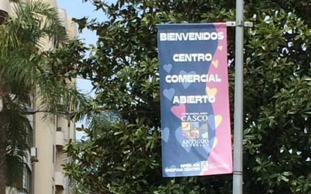 El Centro Comercial Abierto del Casco Antiguo de Marbella se promociona con banderolas