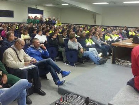 La alcaldesa se compromete a un mes de las elecciones a integrar a los trabajadores de los Oales