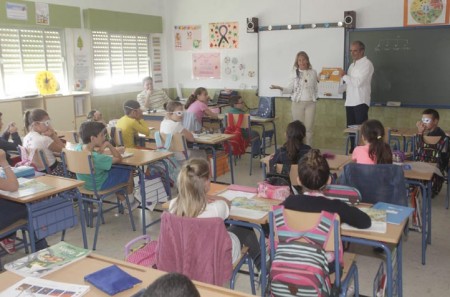 La alcaldesa explica el cambio climático en un colegio de Marbella