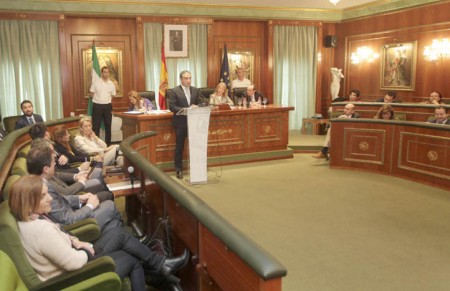 El PP convierte en un mitin el pleno de la Diputación en Marbella