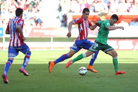 El central marbellí Bernardo marca en el triunfo del Sporting
