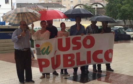 IU se compromete a recuperar la gestión del agua y del transporte