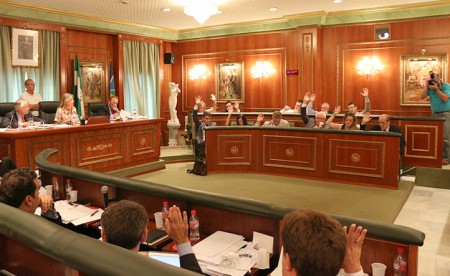 Pactos a tres y cuatro bandas en muchos ayuntamientos de España