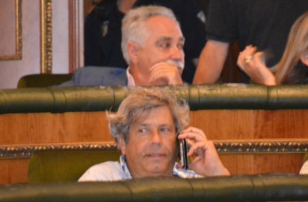 Los ediles imputados Moro y Espada, en su sillón hasta el último día