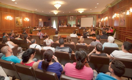 Los trabajadores del Plan de Empleo Municipal firman sus contratos