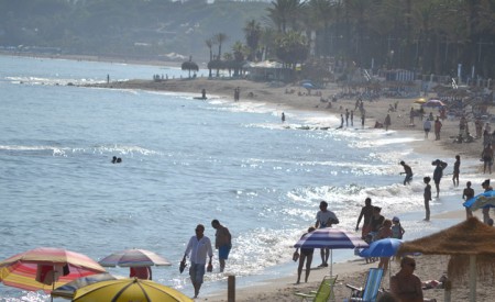 Afloja la llegada de medusas a la espera de los barcos que las retiren