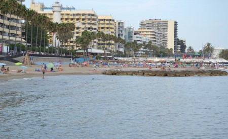 El viento de poniente se lleva las medusas de las playas de Marbella