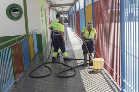 El Ayuntamiento contrata a 48 limpiadoras más para los colegios