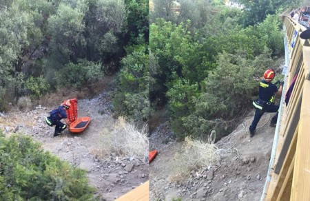 Bomberos de Marbella rescatan a un joven en el cañón de Benahavís
