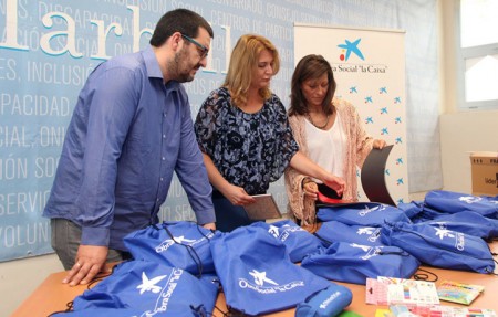 Medio millar de escolares de Marbella reciben material gratuito