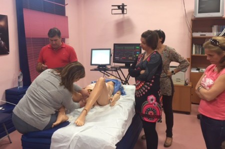 Sanitarios de la Costa aprenden con un simulador a atender partos