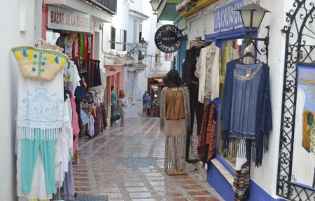 Marbella estrena una guía pionera de comercios a través de códigos QR