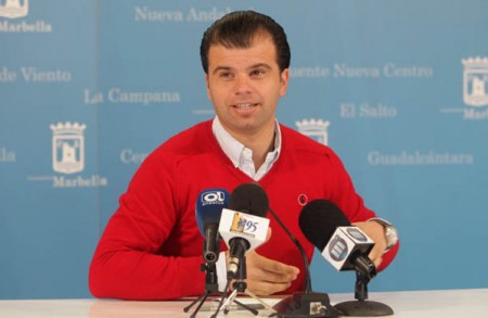 El PSOE pide que López pague de su bolsillo los 14.600 euros en teléfono