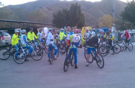 Un coche atropella a dos ciclistas de La Vereíta en la carretera de Ojén