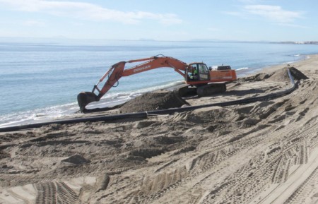 El dragado de La Bajadilla repartirá arena a tres playas de Marbella