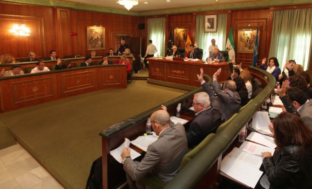 Marbella acuerda proteger a los compradores de viviendas ilegales