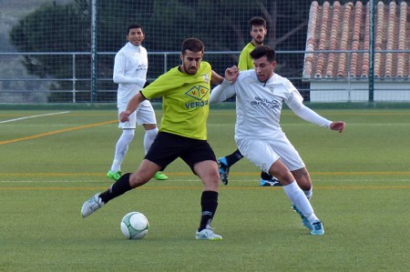 El Atlético Marbella no puede con un Yunquera con diez (2-2)