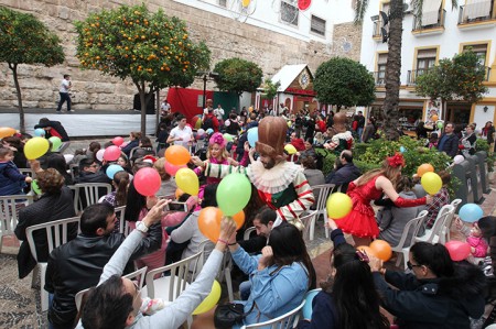 Marbella disfruta de la Navidad con el pasacalles de 