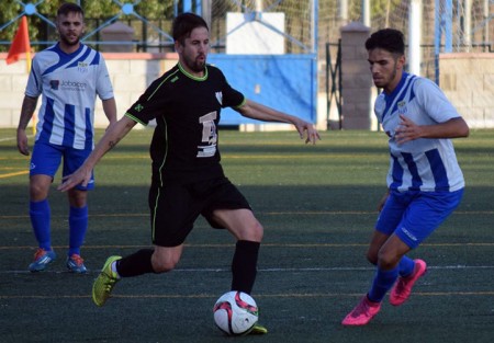Juan Pedro marca en el triunfo del Alhaurín de la Torre