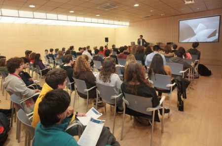 Un millar de alumnos de Marbella se acercan a la oferta de la UMA