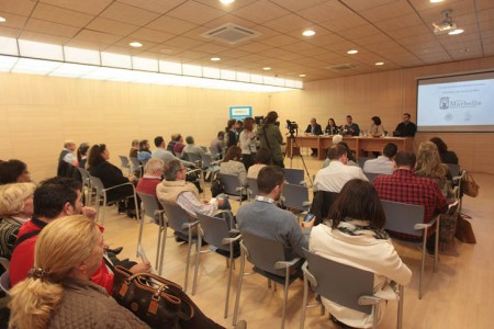 El tripartito explica a los colectivos cómo impulsará las políticas sociales