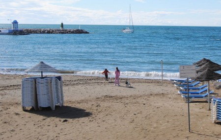 Todo listo en las playas de Marbella para la Semana Santa