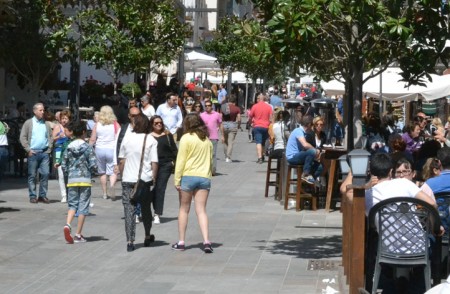 Marbella encabeza la bajada del paro en la provincia con la Semana Santa