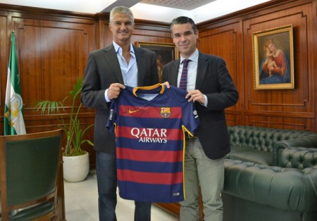 La MSN regala a Marbella una camiseta del FC Barcelona firmada