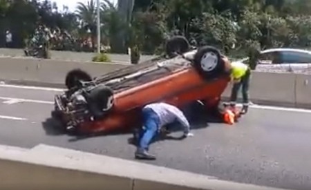 Aparatoso accidente en la A-7 en Marbella con dos vehículos volcados