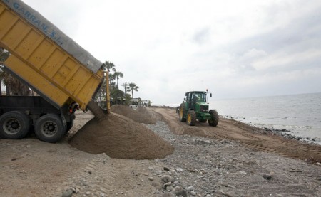 Las playas de San Pedro reciben 10.000 metros cúbicos de arena