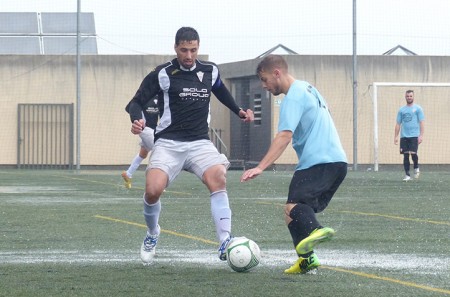 El Atlético Marbella sigue al alza con el triunfo sobre Álora (0-2)
