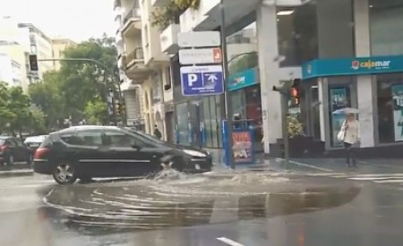Una espectacular tromba de agua inunda las calles de Marbella