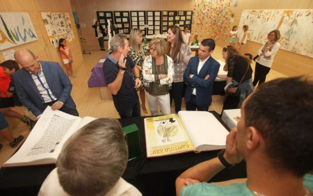 La consejera de Educación visita la muestra "Artistas en el aula"