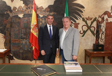 El expresidente argentino Eduardo Duhalde visita Marbella