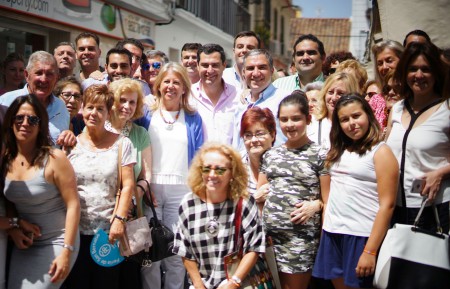 Juanma Moreno visita San Pedro Alcántara el último día de campaña 