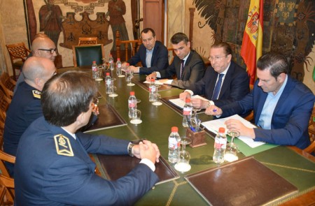 El consejero de Justicia aborda en Marbella la ley de Policías Locales
