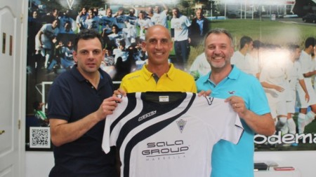 El Atlético Marbella incorpora el azul a su primera equipación
