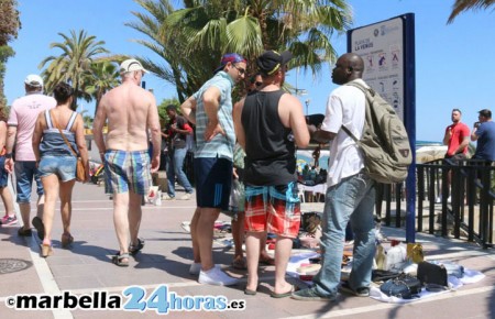 Marbella aumenta la presión contra el 'top manta' en las zonas turísticas
