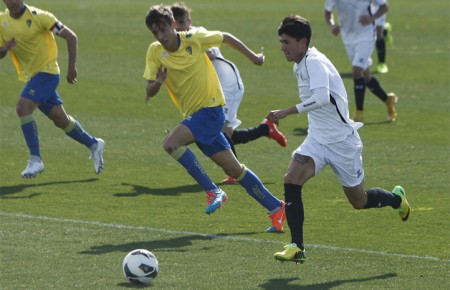 El Marbella FC confirma el fichaje del lateral zurdo Carlos Neva