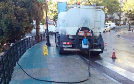 Marbella amplía el servicio de baldeo con 12 operarios nuevos