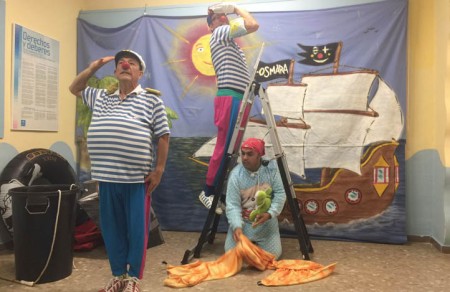 Los niños disfrutan con una obra de teatro en el Hospital Costa del Sol