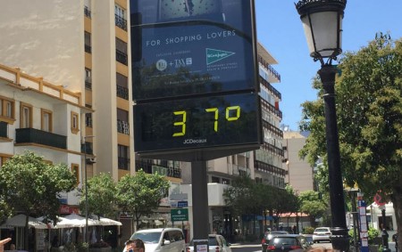 El terral deja por el momento solo 31 grados de máxima en Marbella
