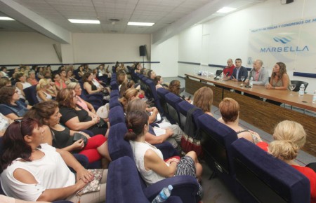 Más de 140 limpiadoras municipales de Marbella pasan a ser indefinidas