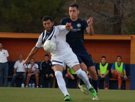 El Atlético Marbella logra su tercera victoria consecutiva (2-0) ante CD Barrio