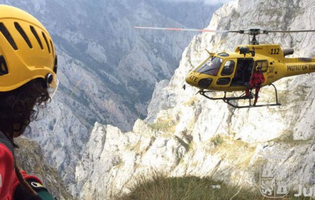 Rescatan en helicóptero a un montañero de Marbella en León